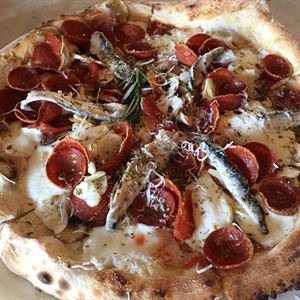 fresh anchovy pizza